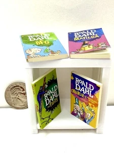 Juego completo de 4 libros en miniatura de Ronald Dahl colección de mini marcas con estante - Imagen 1 de 8