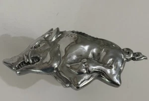 Cubierta de enganche de remolque Arkansas Razorbacks aluminio fundido calidad rara difícil de encontrar plateada - Imagen 1 de 14