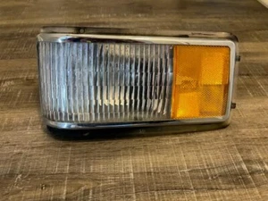 1989-1993 Cadillac SDV + FWD LEFT FRONT Fender Turn Light - Picture 1 of 4