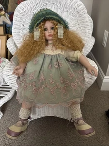 HERMOSO VESTIDO DE ENCAJE VERDE PARA MUÑECA TOTALMENTE PORCELANA 24" DE ALTO - Imagen 1 de 24