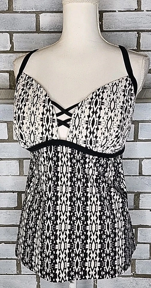 ☆ Top de natación Tankini forrado So Junior talla grande 2X estampado geométrico blanco y negro  Foto 1 de 4