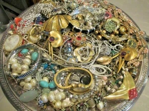 Schmuck Vintage jetzt riesiges Set 3 Pfund Pfund ALLE GUTE Kleidung WIEDERVERKAUF Brosche Halskette +++ - Bild 1 von 12