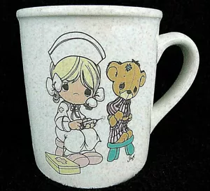 Taza de café de colección Precious Moments Nurse Bear Love Beareth All Things con licencia 1994 - Imagen 1 de 8
