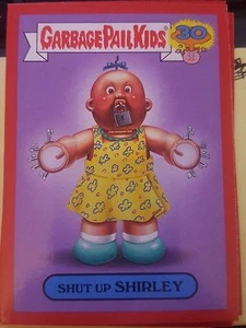 Garbage Pail Kids 2015 Serie 2 30th 10b Cállate Shirley ROJO Zoom-Out NrMt-Como Nuevo - Imagen 1 de 1