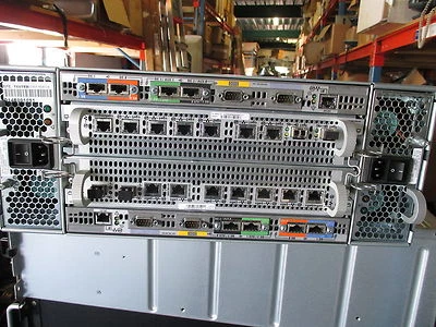 EMC XPE+J 100-561-500 2x 4GB FC STORAGE ENCLOSURE - 4x FINISAR Transceivers - Bild 1 von 2