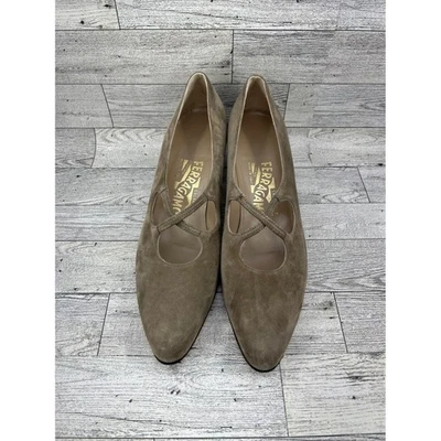 Zapatos de salón Salvatore Ferragamo Mary Jane de gamuza con punta 8,5 AAA Foto 1 de 4