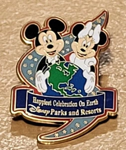 Prendedor comercial Disney Parks & Resorts 2005 Disney "La celebración más feliz del mundo" - Imagen 1 de 6