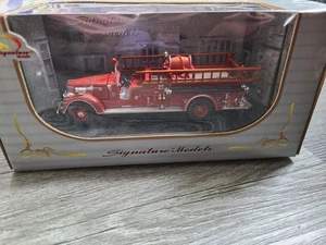 Signature Models 32348R 1941 GMC Fire Engine Truck Red 1/32 Diecast Model - Picture 1 of 3