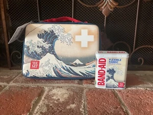 Kit de curitas bolsa de primeros auxilios + lata curitas The Met The Great Wave off Kanagawa - Imagen 1 de 11
