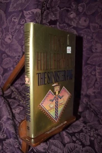 The Sinister Pig by Tony Hillerman 2003 HCDJ First Edition & First Printing - Foto 1 di 6
