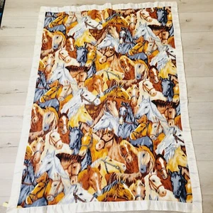 Handarbeit Pferd All Over Print Fleece Überwurf Decke weiß Satin Borte - Bild 1 von 5