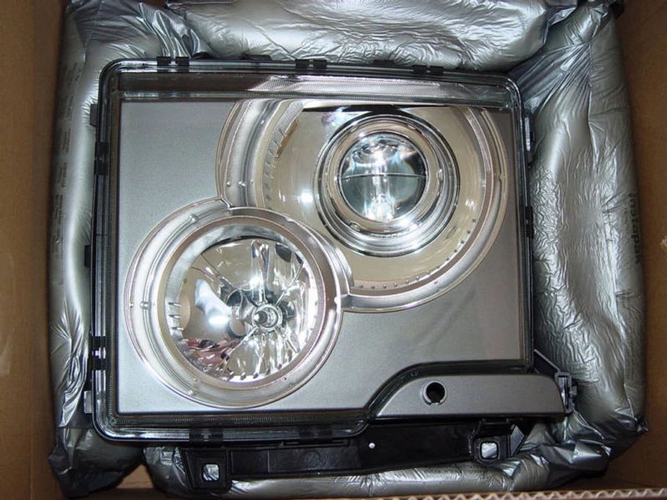2004-2005 Range Rover 4.4 GENUINE Left Xenon Headlight - Image 1 of 1
