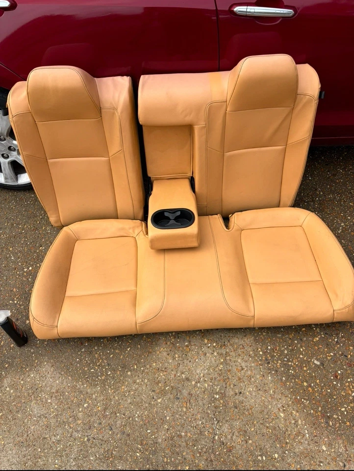 ASIENTOS TRASEROS DE CUERO OEM DODGE CHALLENGE. ESTAS SON MANTEQUILLA DE MANÍ (DESTEÑIDA AL SOL) Foto 1 de 2