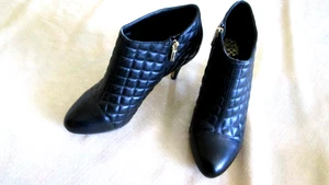 VINCE CAMUTO VEDREE GESTEPPT SCHWARZ LEDER SEITLICHER REISSVERSCHLUSS 8,5 W STILETTO STIEFELETTEN - Bild 1 von 18