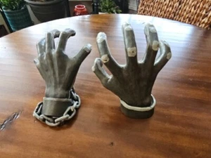 Gruselig hohl Halloween Keramik Leuchten im Dunkeln angekettete Hände Dekor - Bild 1 von 8