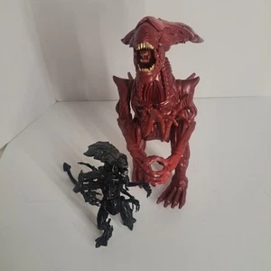 Aliens Queen Action Figure LOT of 2, WALMART exclusive RED and Kenner ALIEN 1992 - Picture 1 of 13