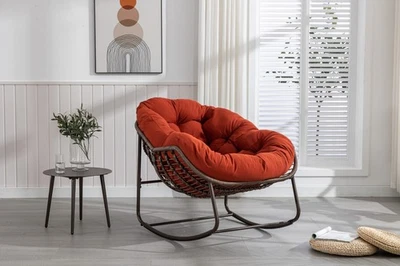 Mecedora de ratán con cojín acolchado para uso en porche y sala de estar Foto 1 de 4