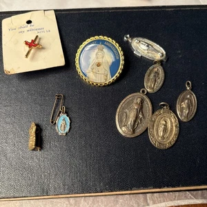 Lot Of 9 Catholic Virgin Mary Miraculous Medals - Religious Pendants And Pins - Picture 1 of 6