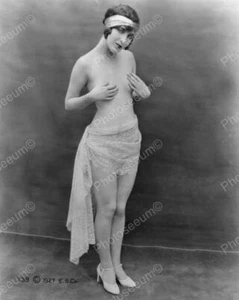 Show-Girl Performer Covers Bare Chest 1920s Classic 8 by 10 Reprint Photograph - Bild 1 von 1