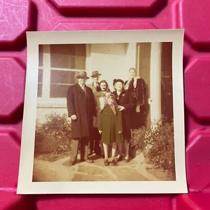 Family Posing House Smiling Outside 3 3/8 x 3 3/8 Photograph Pre Owned Vtg 1948 - Picture 1 of 2
