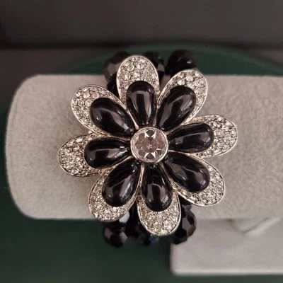 Brazalete Lia Sophia Corsé Elástico Cuentas Negras Tono Plata y Flor Estrás Foto 1 de 4