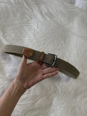 The Tie Bar | Para Hombre S/M | Caqui Tejido Elástico Trabajo Informal Borde de Cuero | Golf Foto 1 de 4