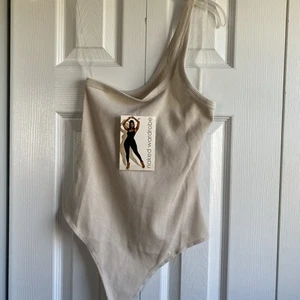 NWT Naked Wardrobe Women’s Medium One Shoulder Ivory Ribbed Thong Bodysuit - Picture 1 of 6