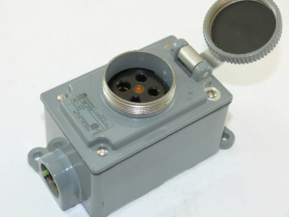 Receptáculo Russellstoll 3744 10a 250v/600v 20a 125v 15a 250v usado Foto 1 de 1