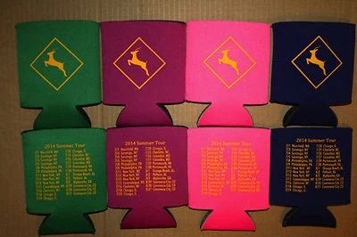 2014 PHISH Summer Tour Run Like An Antelope Koozie Póster Camisa Prendedor Moneda Insignia Foto 1 de 3