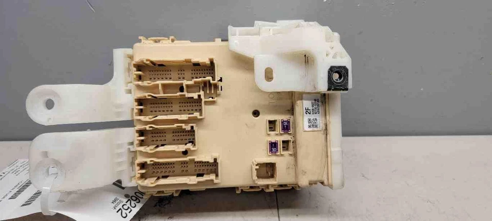 ✅ Toyota Corolla 2016 cabina caja de fusibles PN: 89221-02370 OEM Foto 1 de 4