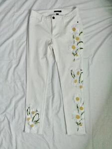 BOSTON PROPER WHITE MID RISE SKINNY JEANS W/FLORAL EMBROIDERY DOWN LEGS SZ 4 - Picture 1 of 7