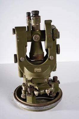 Teodolito suizo Wild Heerbrugg en estuche bala.  Marcado en grados, no grados. Foto 1 de 4