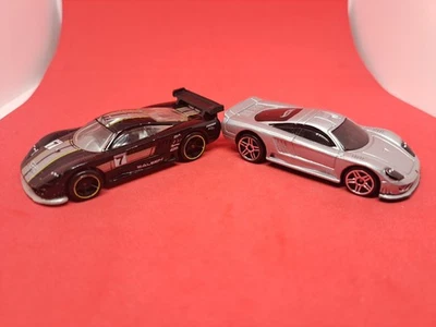 Saleen S7 #7 negro brillante Hot Wheels y Saleen S7 plateado Foto 1 de 4