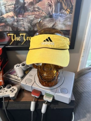 Gorra visera amarilla Y2K Adidas con correa ajustable Foto 1 de 4