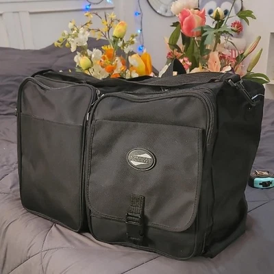 Черная спортивная сумка AMERICAN TOURISTER с двойными передними карманами - Изображение 1 из 4