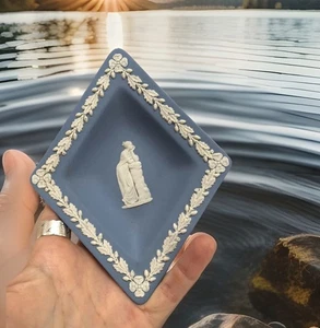 Vintage WEDGWOOD Cream On Blue JASPERWARE Trinket Dish DIAMOND Wedgewood TRAY - Imagen 1 de 4