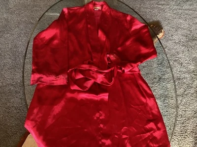 Vestido de noche y bata de satén rojo para mujer talla mediana Foto 1 de 4