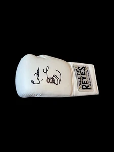 Guante de boxeo firmado a mano Oleksandr Usyk 1 - Imagen 1 de 1