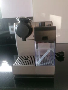 Delonghi Kapselmaschine Nespresso Lattisima schwarz, Milchaufschäumer EN 550.S - Bild 1 von 8