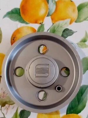 SEAT MARBELLA IBIZA FURA ROUND MALAGA STUD HUB CAP USED ORIGINAL - Image 1 of 2