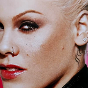 P!NK : LEAVE ME ALONE ■ COUPON PROMO French Plan Strategy PINK - Foto 1 di 3