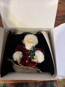 Broche prendedor rojo victoriano Avon 1995 vintage adorno vacaciones años 90 con caja nuevo en caja - Imagen 1 de 6