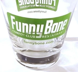 RARO - DIVERTIDO VASO RESTAURANTE CLUB COMEDIA HUESO CON IMPRESIONES VERDES EN AMBOS LADOS - Imagen 1 de 5