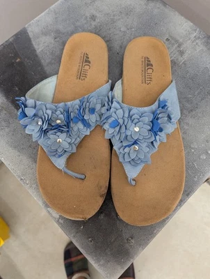 Sandalia para mujer Cliffs By White Mountain Hot Spot flores azules, suelas blancas 9M Foto 1 de 2