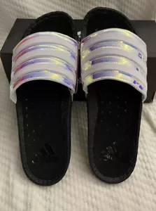Sandali unisex taglia 12 adidas Adilette Boost slide cangianti/bianchi/neri FZ2565 - Foto 1 di 12