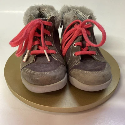 Botines de gamuza Crazy Cakes Clarks talla 9,5 niñas grises con estrellas y acento rosa Foto 1 de 4