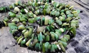 Natural Australian Chrysophras Chips, 2-11 x 4-6 x 1-6mm, 89cm Strand,Free post - Foto 1 di 4