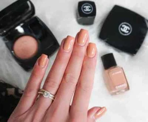 CHANEL Longwear 556 BEIGE BEIGE Milky Coral Colorblock Nail Varnish New NoBox - Imagen 1 de 3