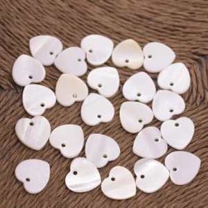 50 PEZZI Cuore Bianco Naturale Conchiglia Madreperla 12mm Creazione Gioielli Fai da Te - Foto 1 di 8