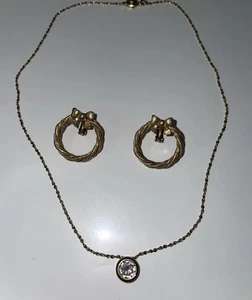 Avon Gold Tone Wreath & Bow Clip Earrings w/ AVON necklace~ Festive Circlet VTG - Picture 1 of 7